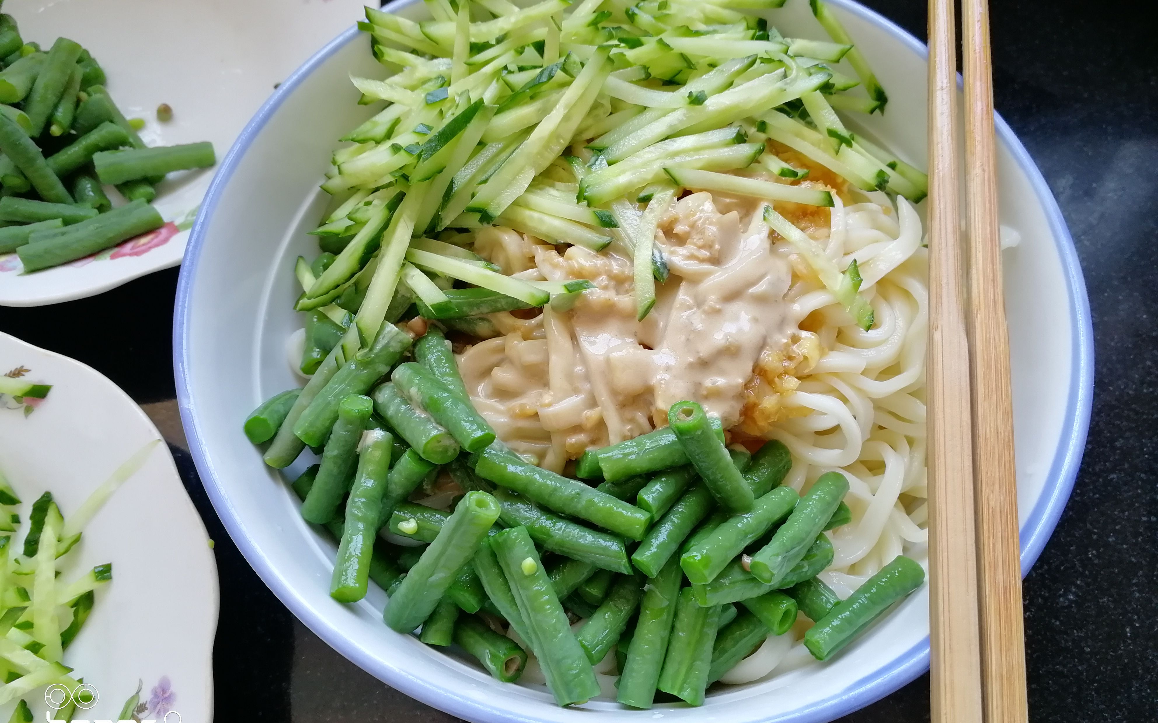 夏天北方人都爱吃的蒜汁芝麻酱凉面