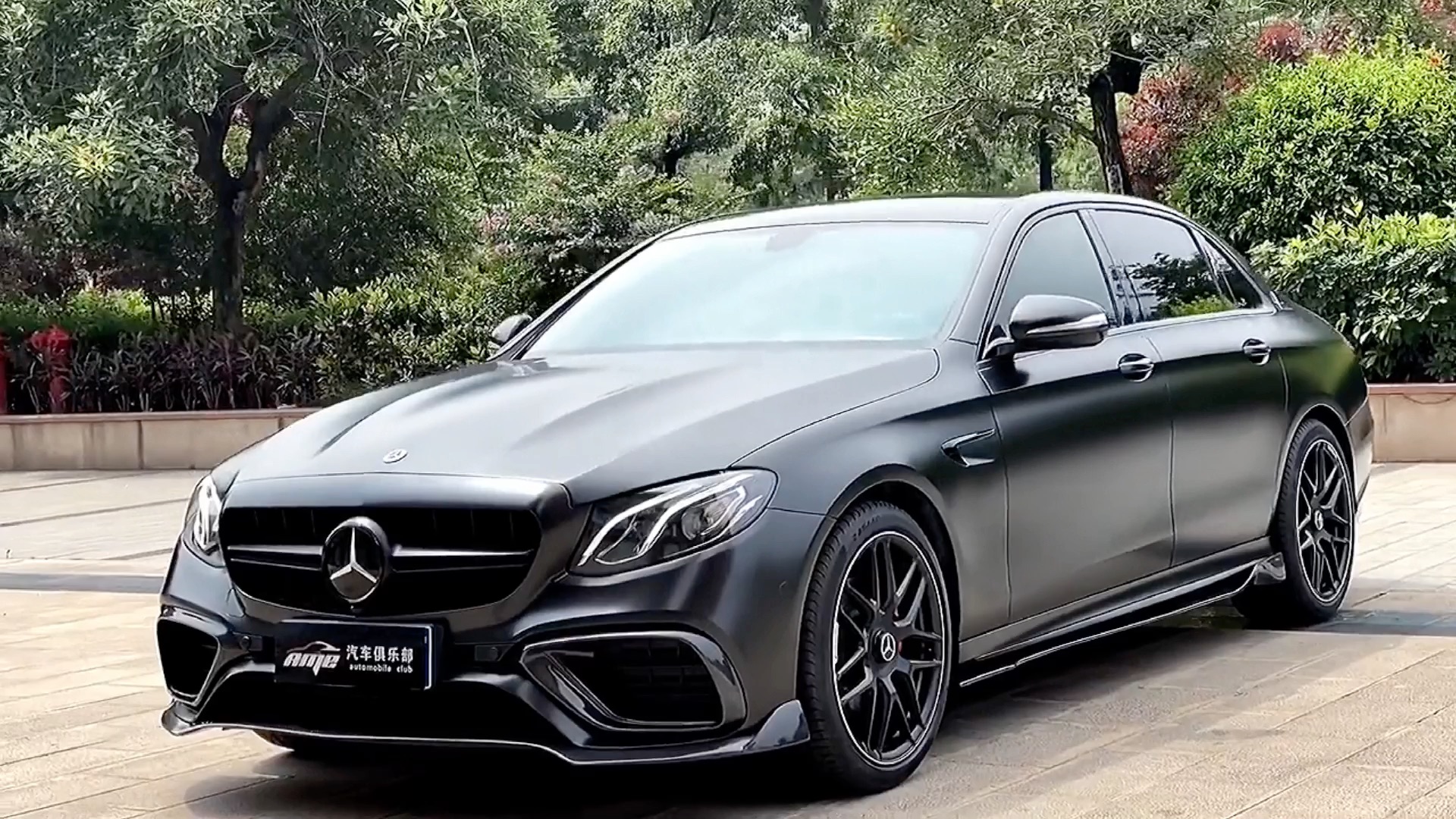 奔驰e系漆面黑武士改色贴膜,确实帅气!