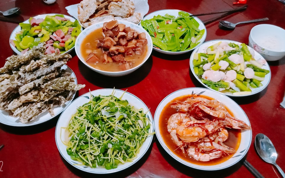 来,吃点儿好的吧