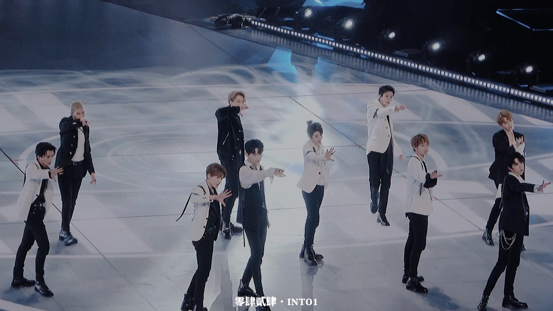 into1薇娅狂欢节舞台首秀into1团体直拍