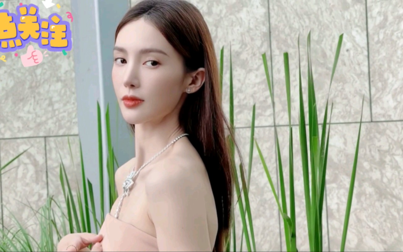 金晨粉色抹胸露肩礼服,皮肤白皙,气质优雅,倾城倾国