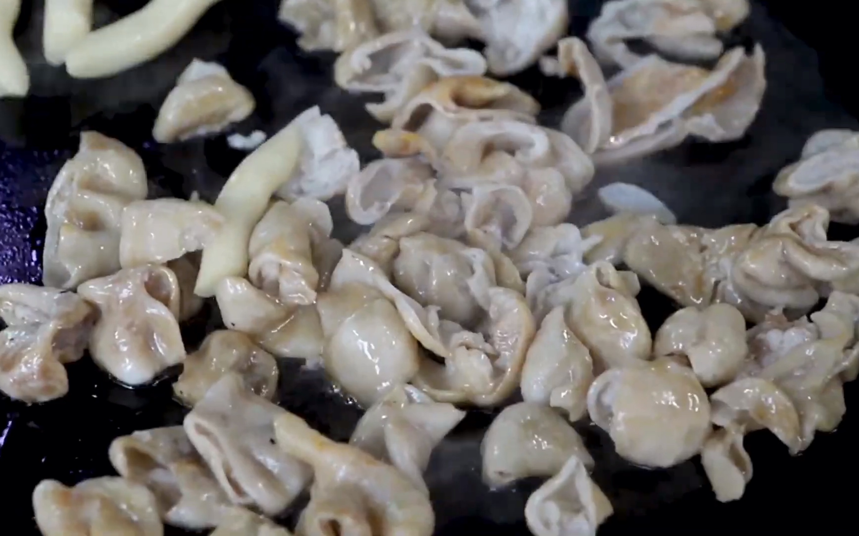 深夜千里投毒铁板肥肠血肠年糕这味道很上头