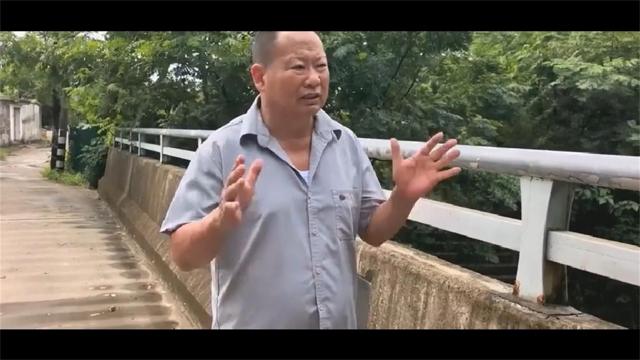 秋天依然炎热，张少波在无锡考察周氏祖地，后面的死水河呈玉带形