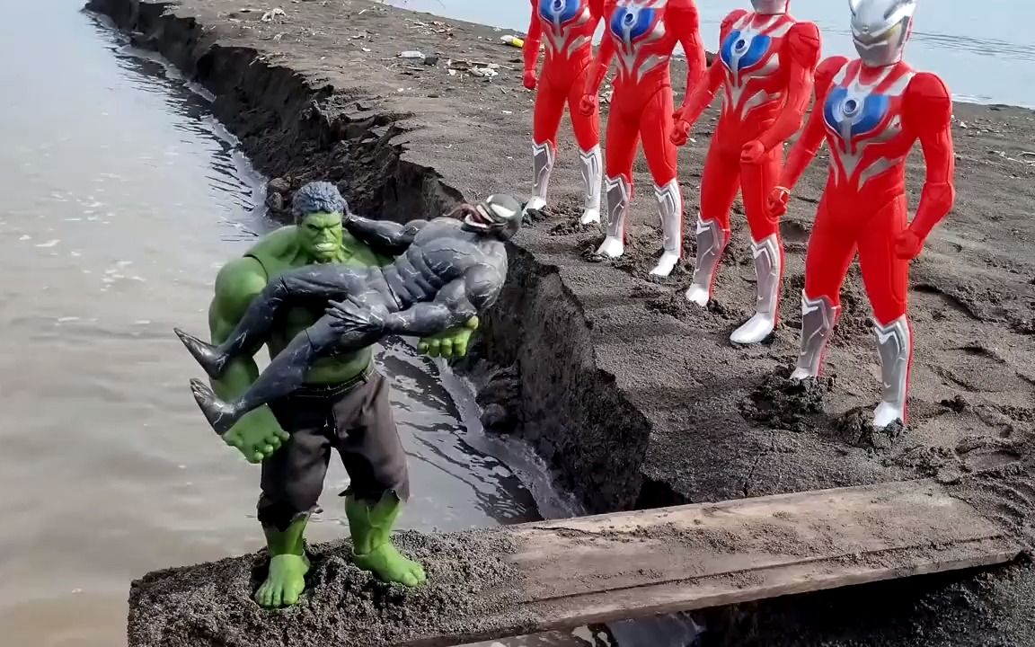 绿色的毒液,对战蓝色的绿巨人,究竟谁能更胜一筹呢?