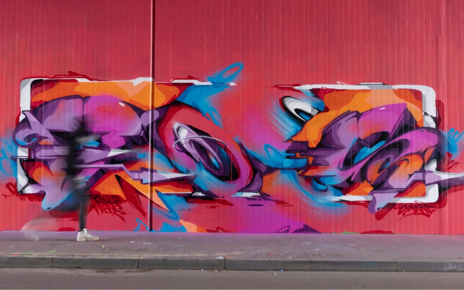 share颜料晕染纸张后在墙面映射荷兰涂鸦艺术家does