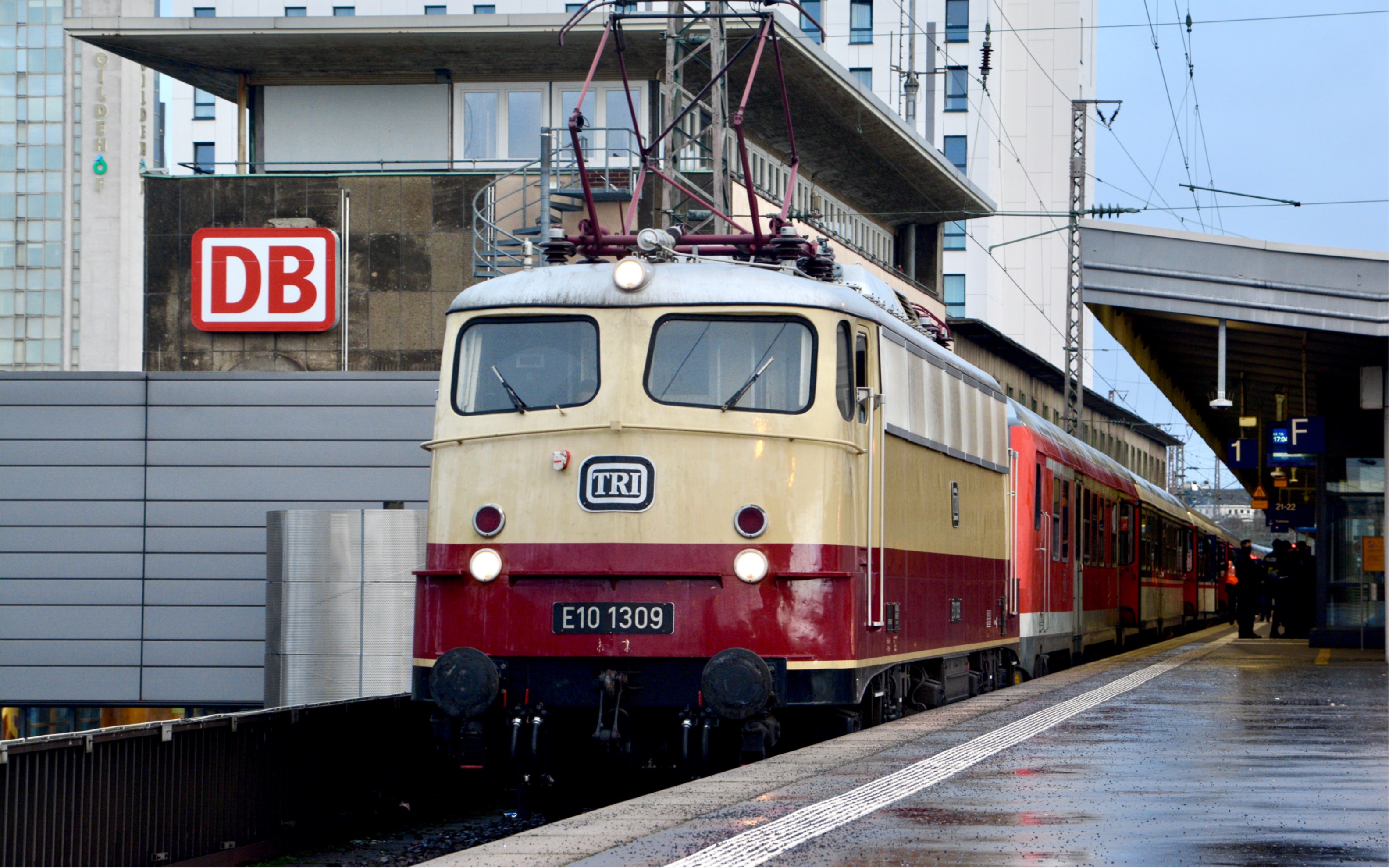 德国铁路e10电力机车牵引特别列车驶出埃森车站