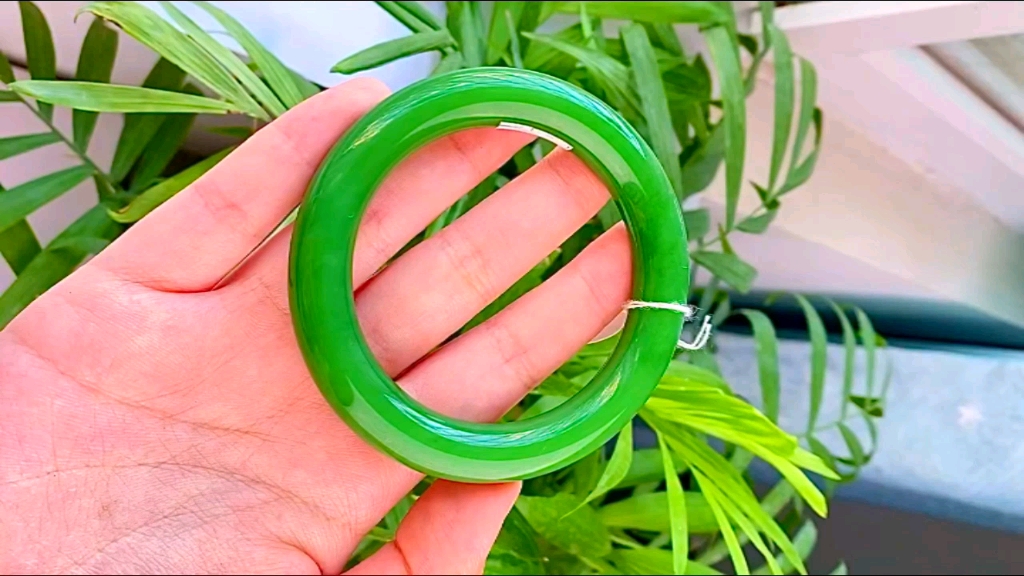 收藏级和田玉碧玉冰底阳绿手镯57口径,玉质冰透莹润,碧色娇嫩鲜艳,无