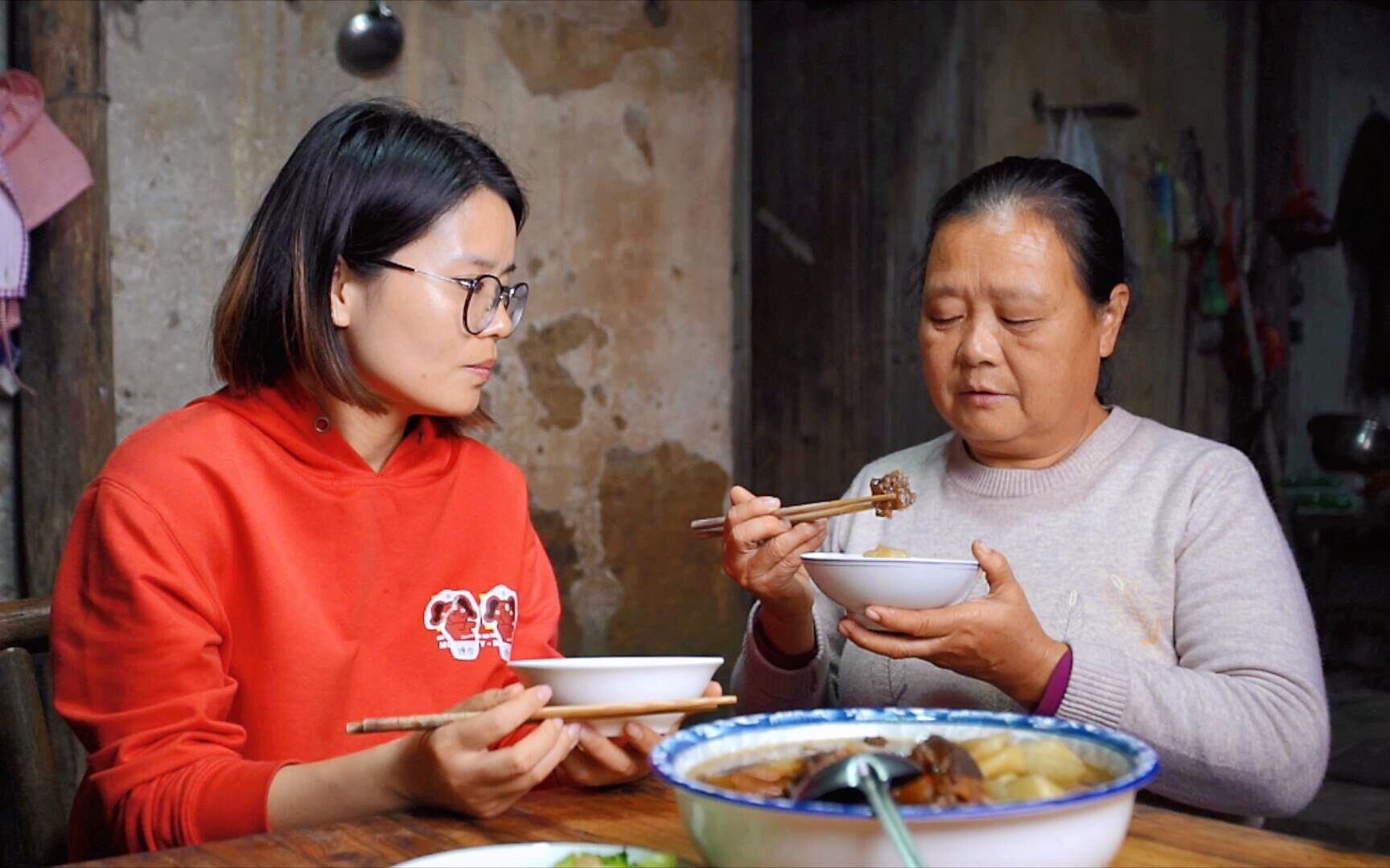 农村婆媳同住,婆婆干农活过了饭点才回家吃饭,看儿媳如何待婆婆