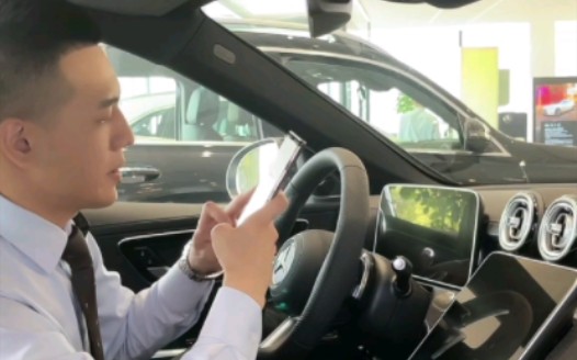 奔驰正装帅哥又上班了