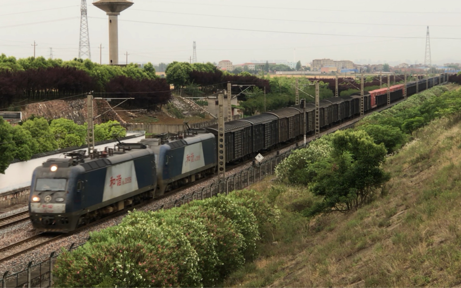 焦柳线:双机hxd3牵引货列通过南阳站方向