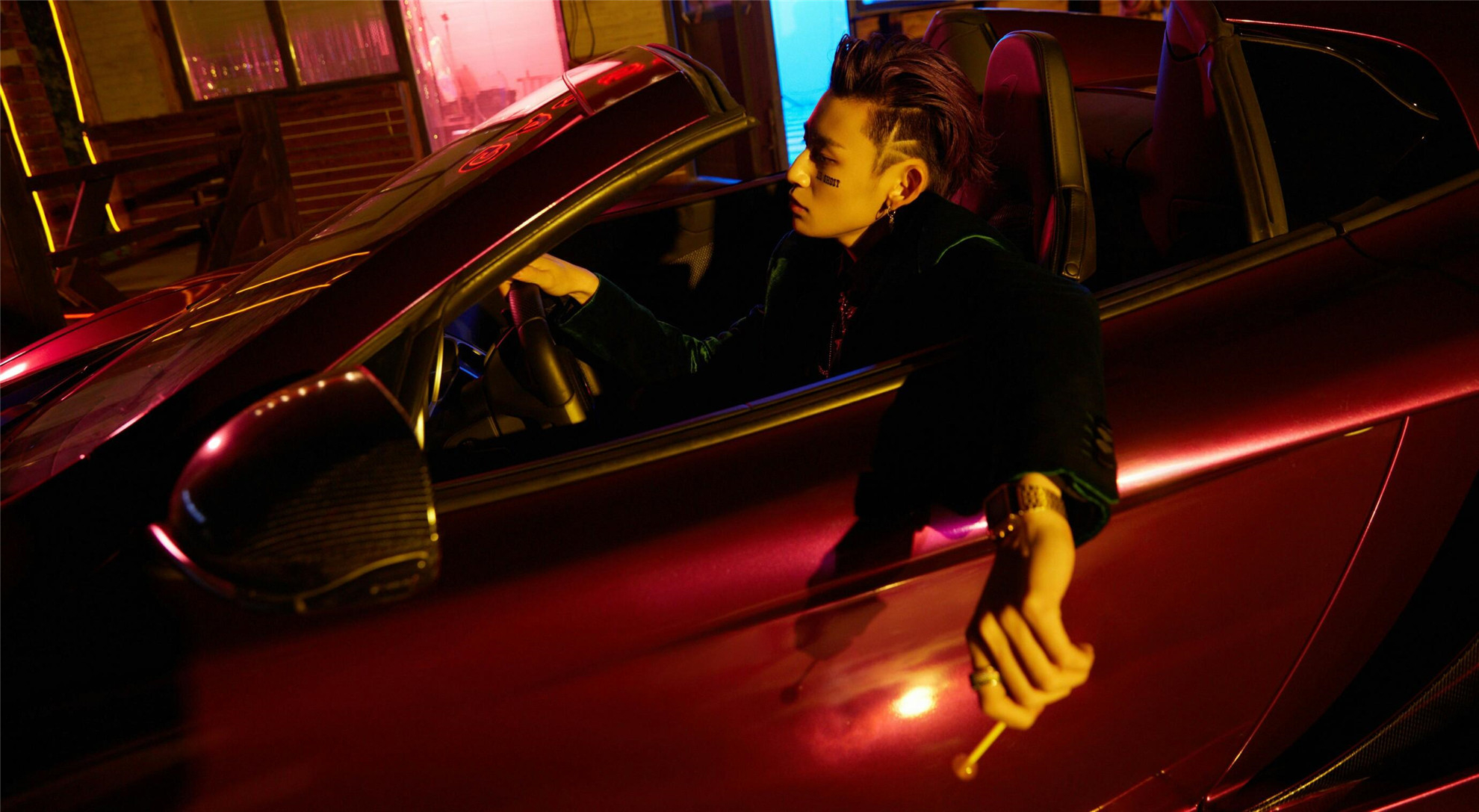 朱正廷自己煮的魔鬼辣,骗小鬼尝,小鬼全身都写满了抗拒