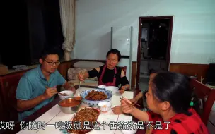 Descargar video: 生活在乡村一隅，日子平淡知足 ，做一道鲜炸蘑菇，焦香酥脆，真解馋