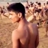 印度老兵训练新兵全部放在泥地滚，动作不标准马上鞭子抽
