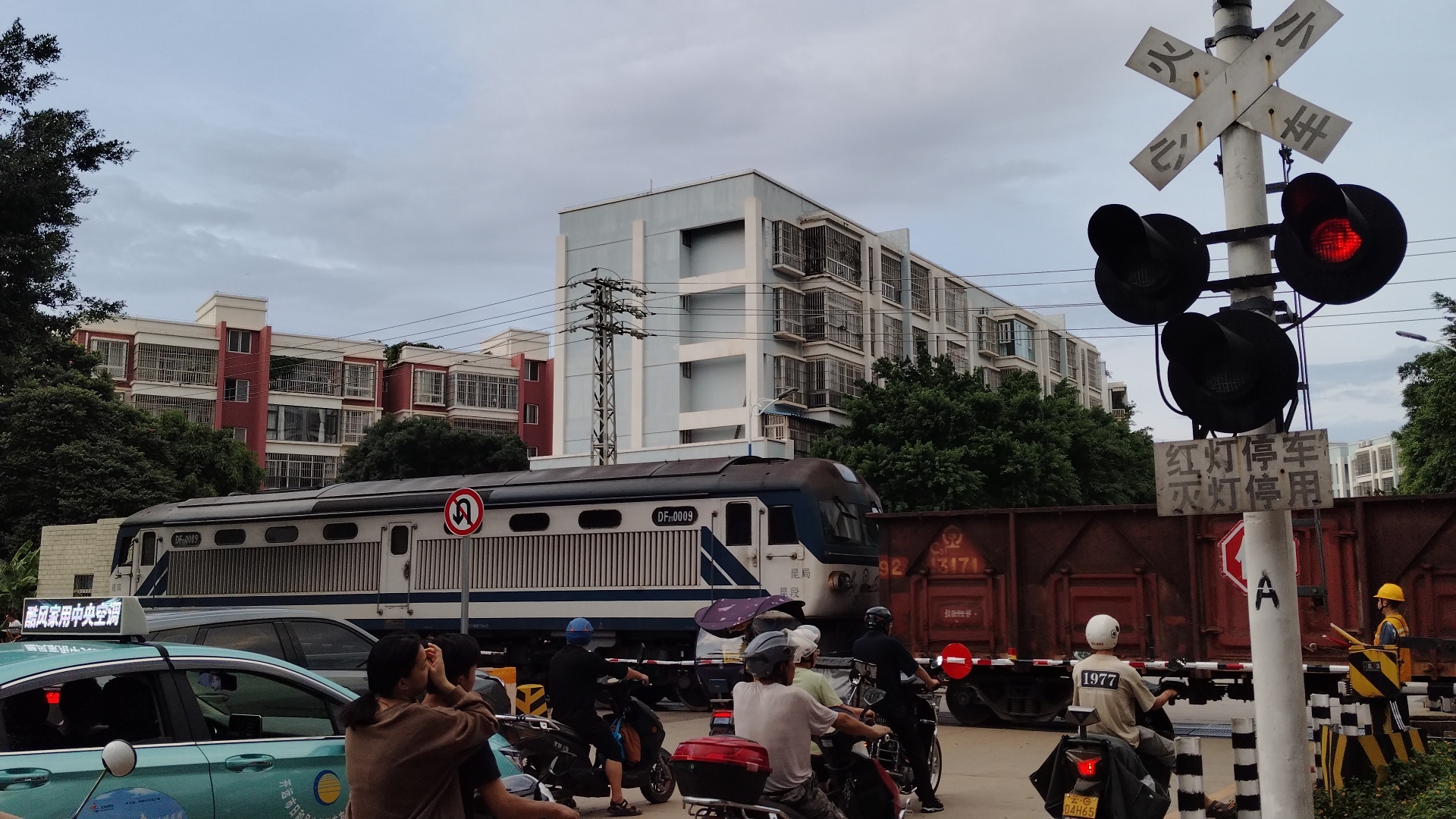 【昆河米轨】昆局昆段df21-0009牵引货列通过祥云路道口