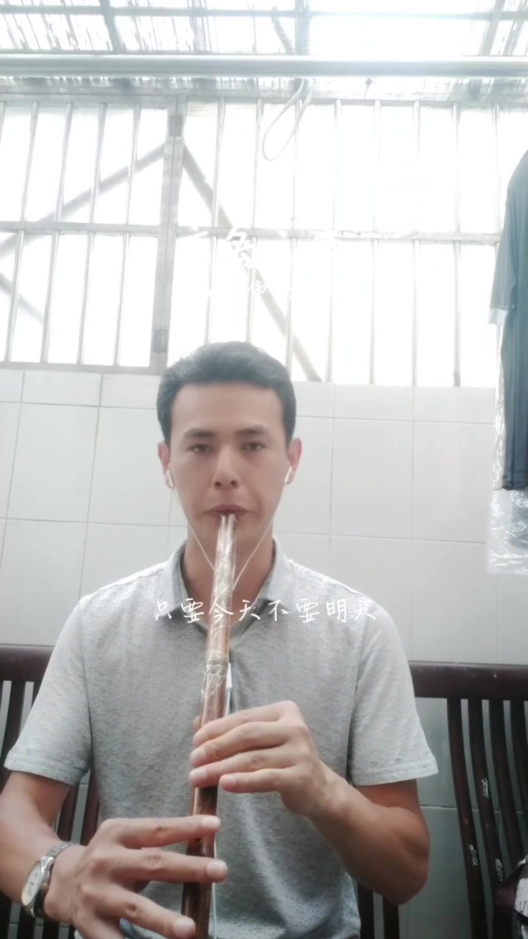   广岛之恋>>洞箫独奏曲 不看简谱靠感觉吹确实有些细节处理不好,但是