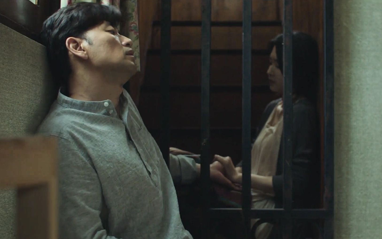 几分钟看完2020韩国悬疑片《非常真相》,男人被村民胁迫,每晚将妻子锁