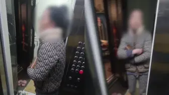 Descargar video: 骑手吐槽送餐后被业主拦住不让乘电梯：只能上不能下，下楼要绕路