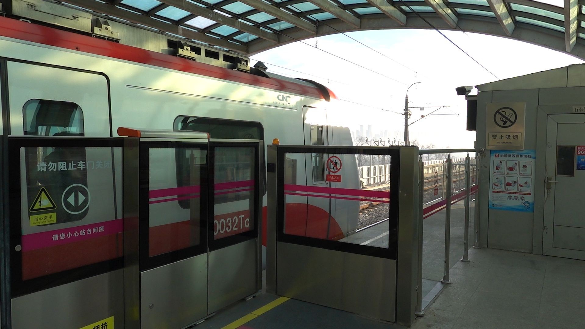 2024年12月16日,大连轨道交通3号线(大连站-金石滩站)fg0032号列车