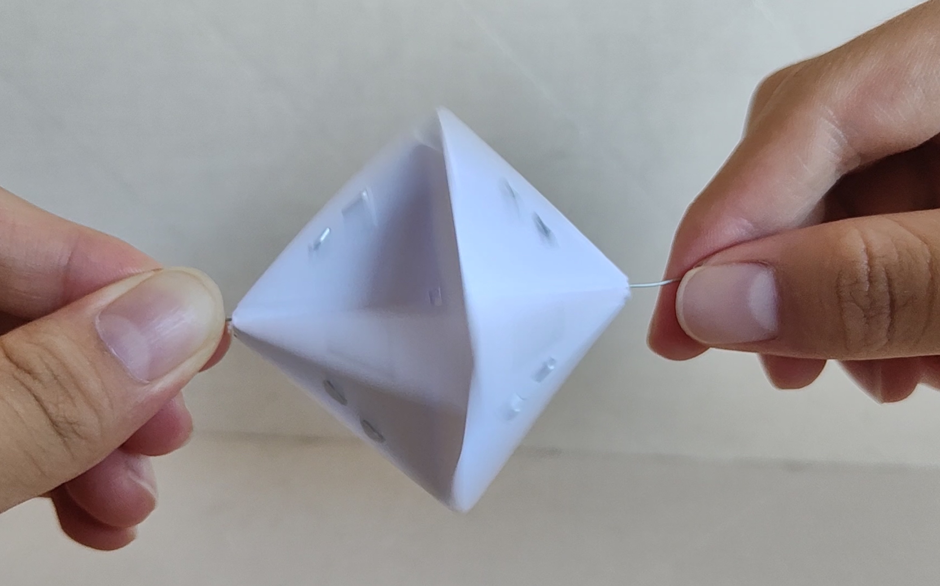 如何旋一个纸折小玩具