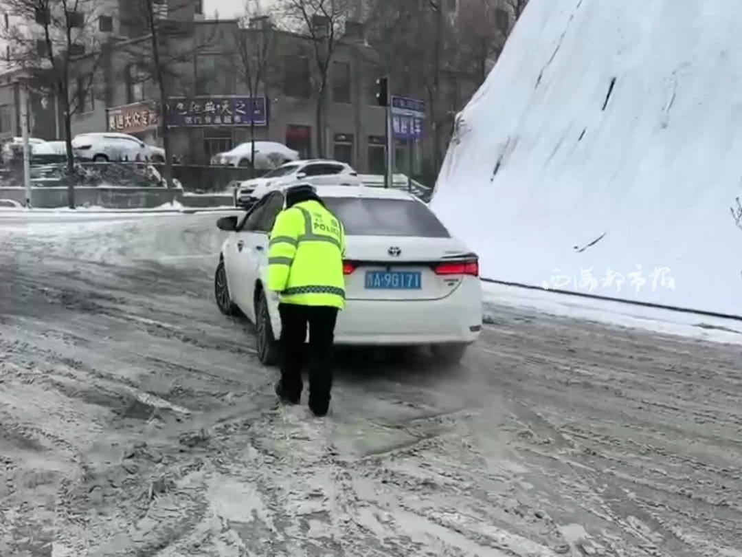 青海西宁春节前夕降瑞雪 交警部门连夜抛撒融雪剂 最大限度提升道路通行能力#西宁交警哔哩哔哩bilibili