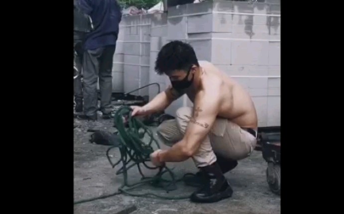 民工帅哥!这肌肉你可以吗!