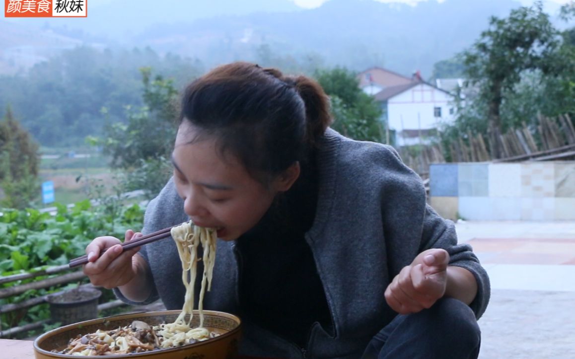 秋妹今天做了老北京打卤面面条不放辣椒也这么好吃吃着真过瘾