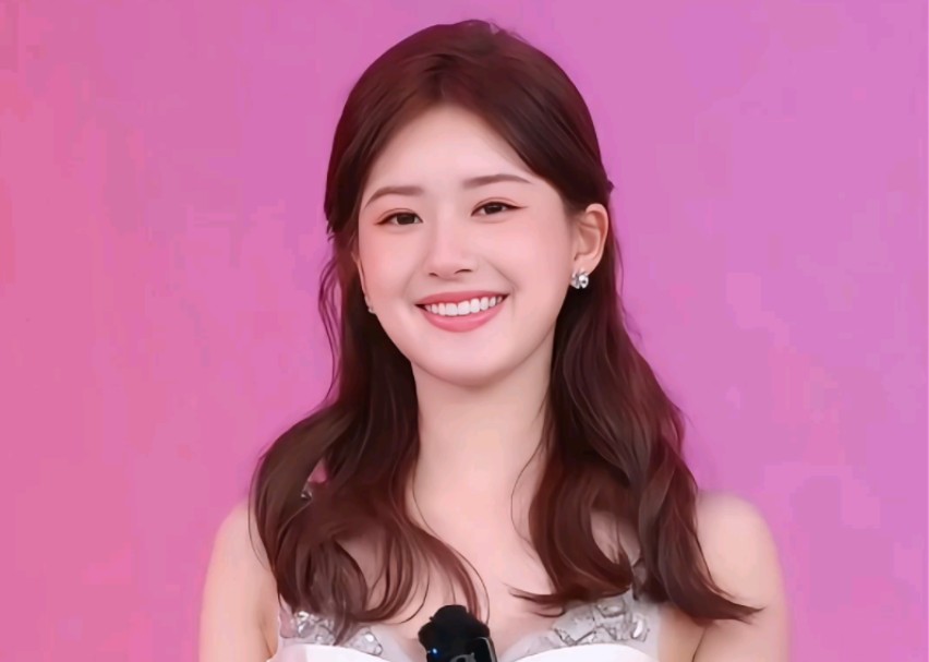 赵露思高定短裙,灵动又俏皮,笑容甜美动人