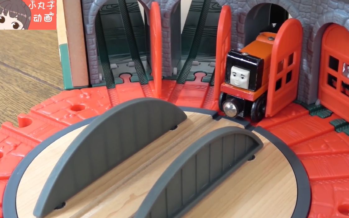 托马斯旋转站台开始工作 小火车排队出发