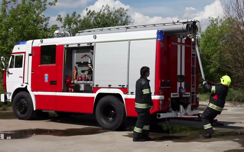 奥地利卢森堡亚卡玛斯底盘at消防车操作演示