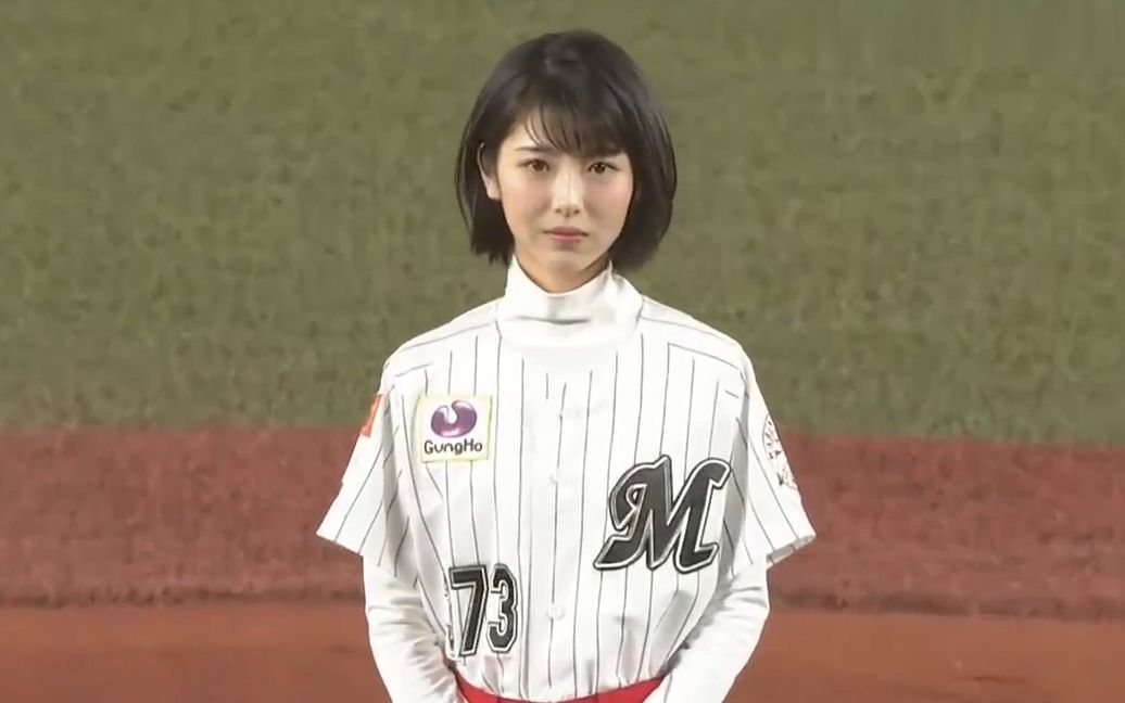 浜辺美波登场日本棒球联赛千叶vs乐天开幕式开球姿势美爆了