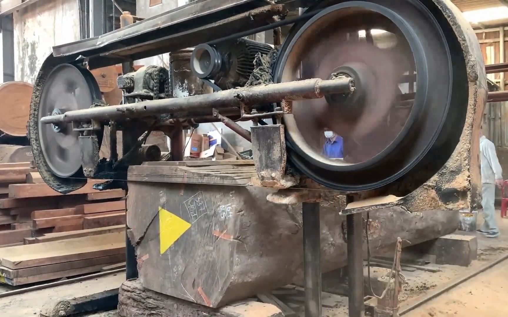 锯木厂 - 木锯机运行平稳 现代化的大型木工车间