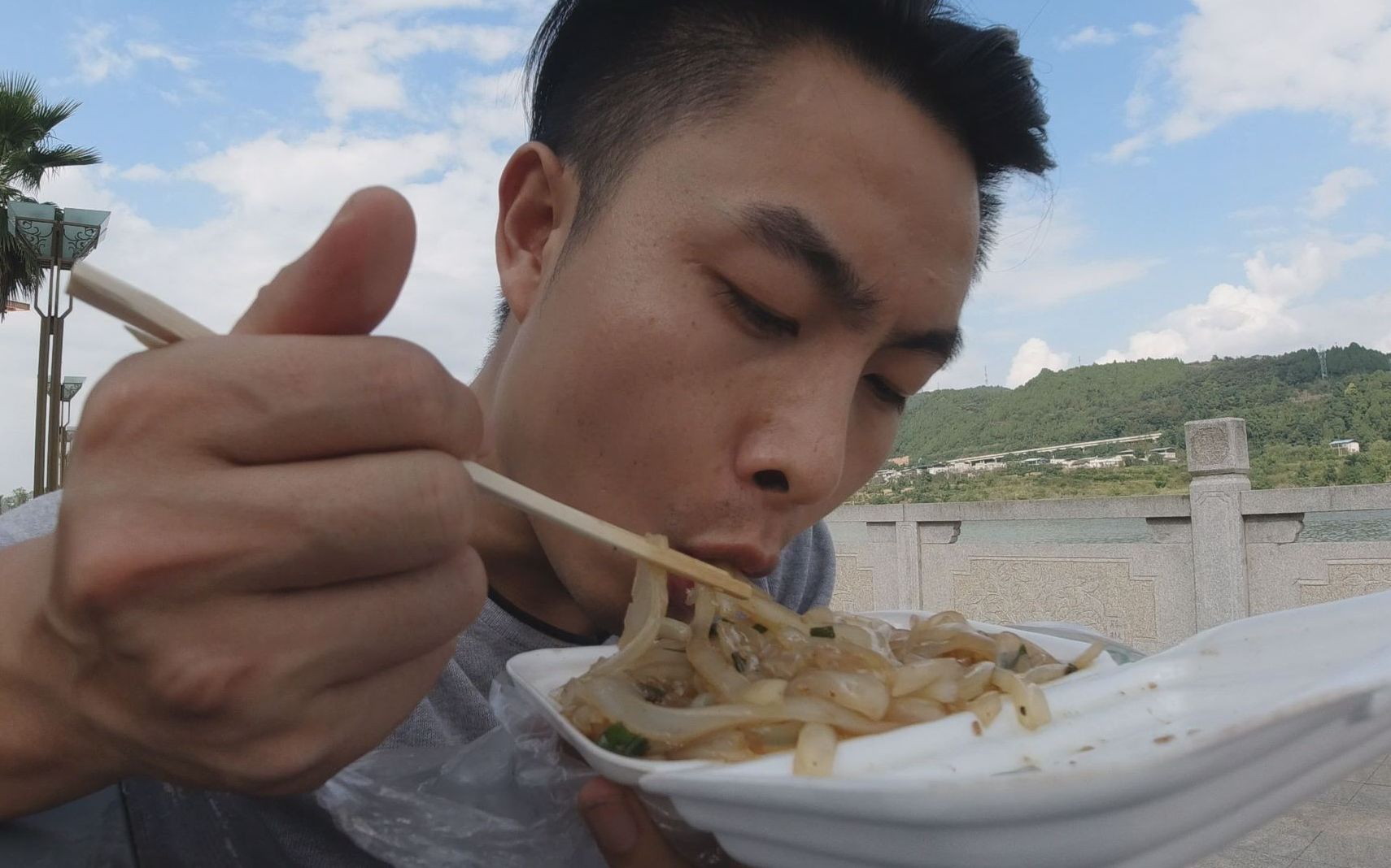 李涛娃下馆子蹄花饭没吃饱又买了份凉粉坐在河边吃真过瘾