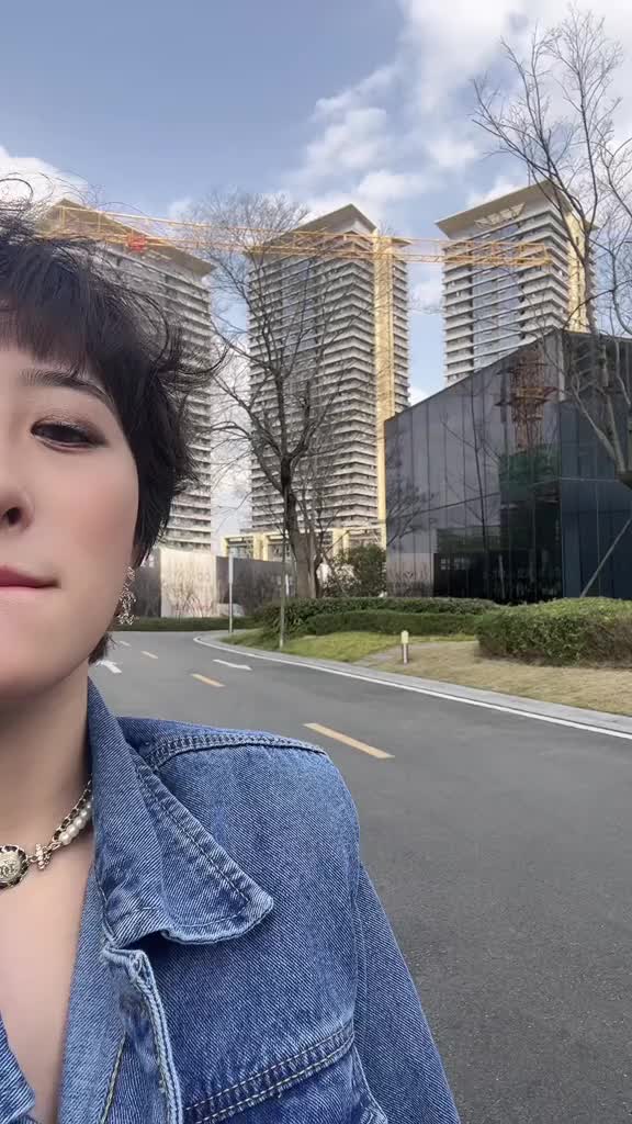 拜托有一个开车接你出去玩儿的怨种闺蜜真的超酷好吧戴大梨儿lx