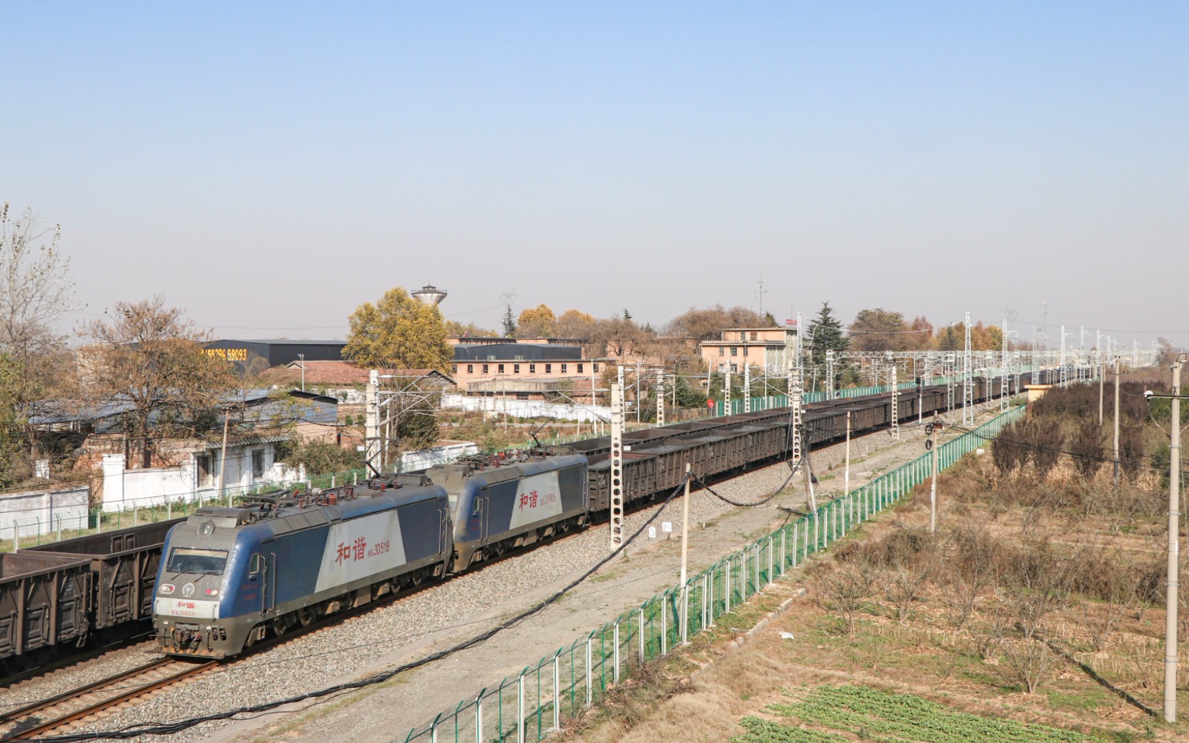 【包西铁路】西局新段hxd30934 0937牵引货列通过张桥站去关山方向