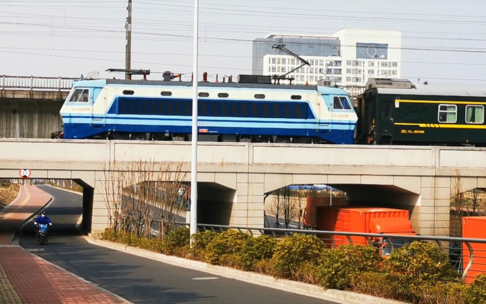 京沪线,上局沪段ss8 0206牵引k808次列车接近苏州站!