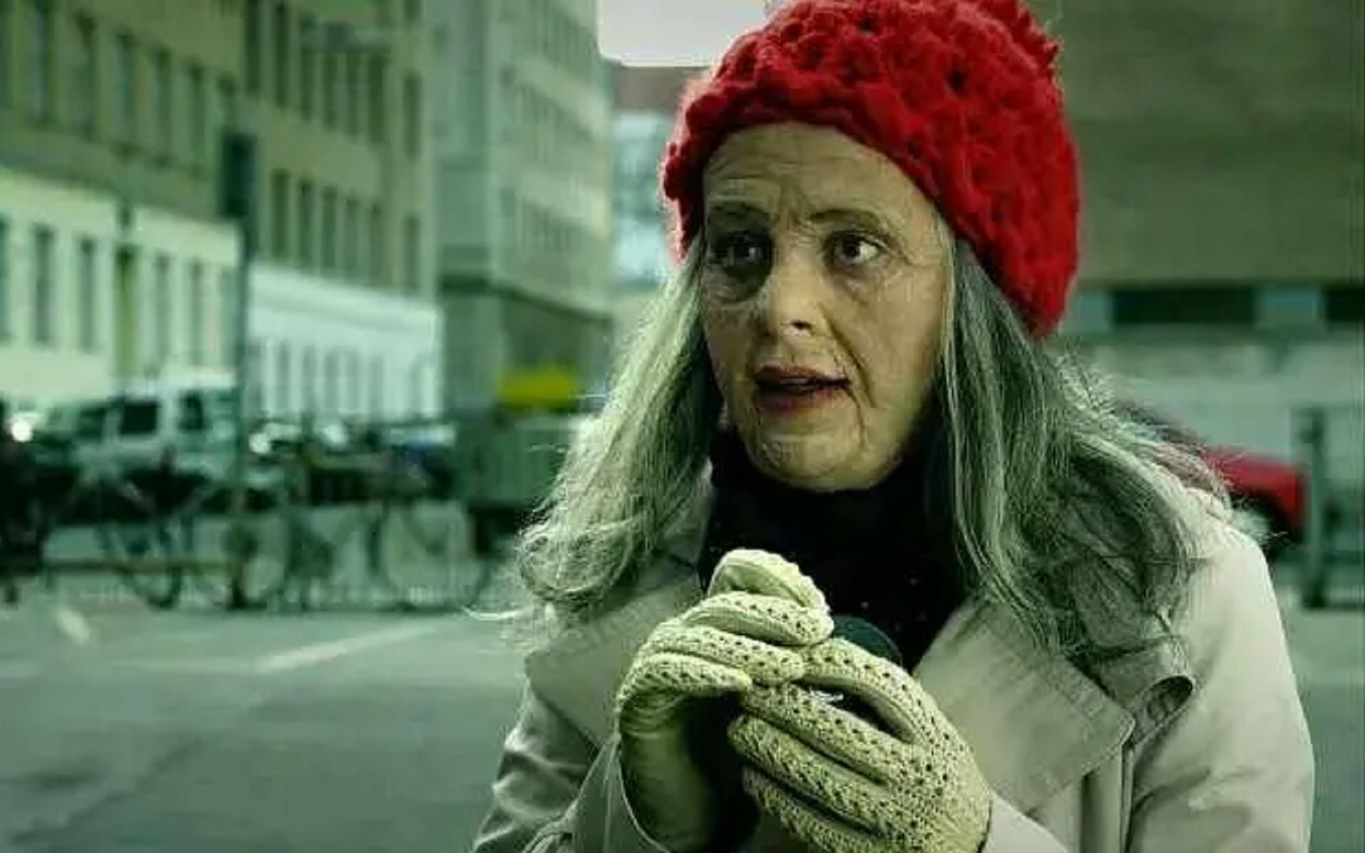 谁也无法想象,就在几天前,她还是一个漂亮的姑娘《魔力蕾丝垫》