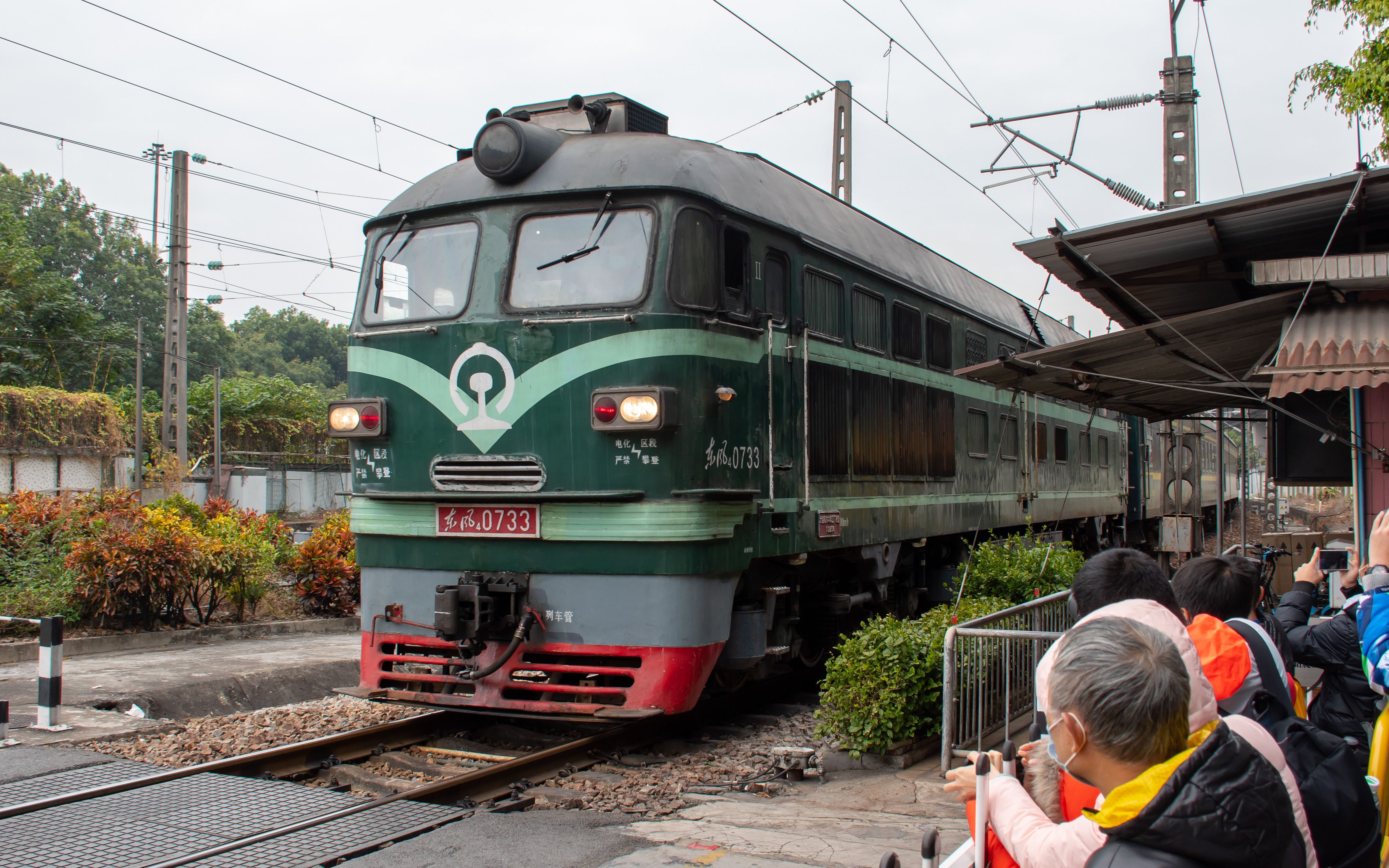 東風4b0733執行車底回送經過射擊場道口