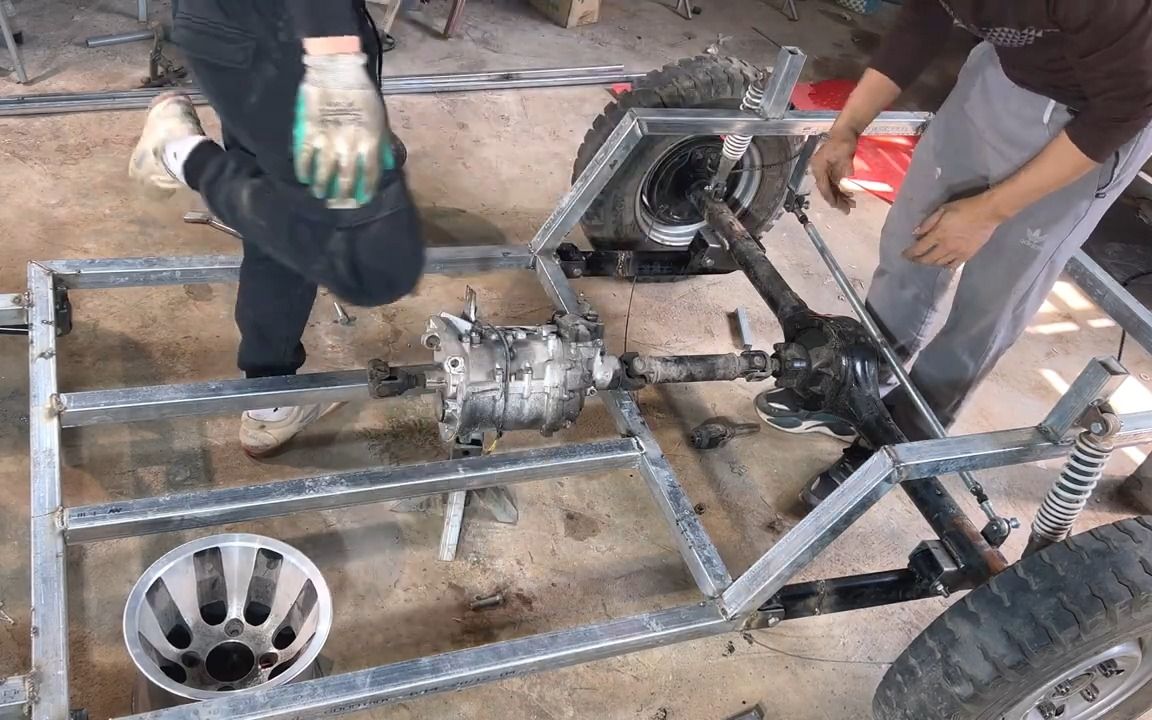 【自制汽车】配备 125cc 未来新引擎的自制吉普车