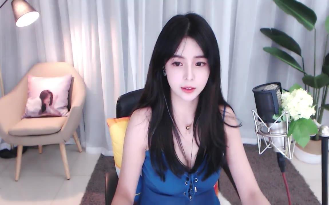 【苏恩olivia】2018-08-25 斗鱼标题:晚上好 跳舞哦 (づ~ 3~)づ_哔哩