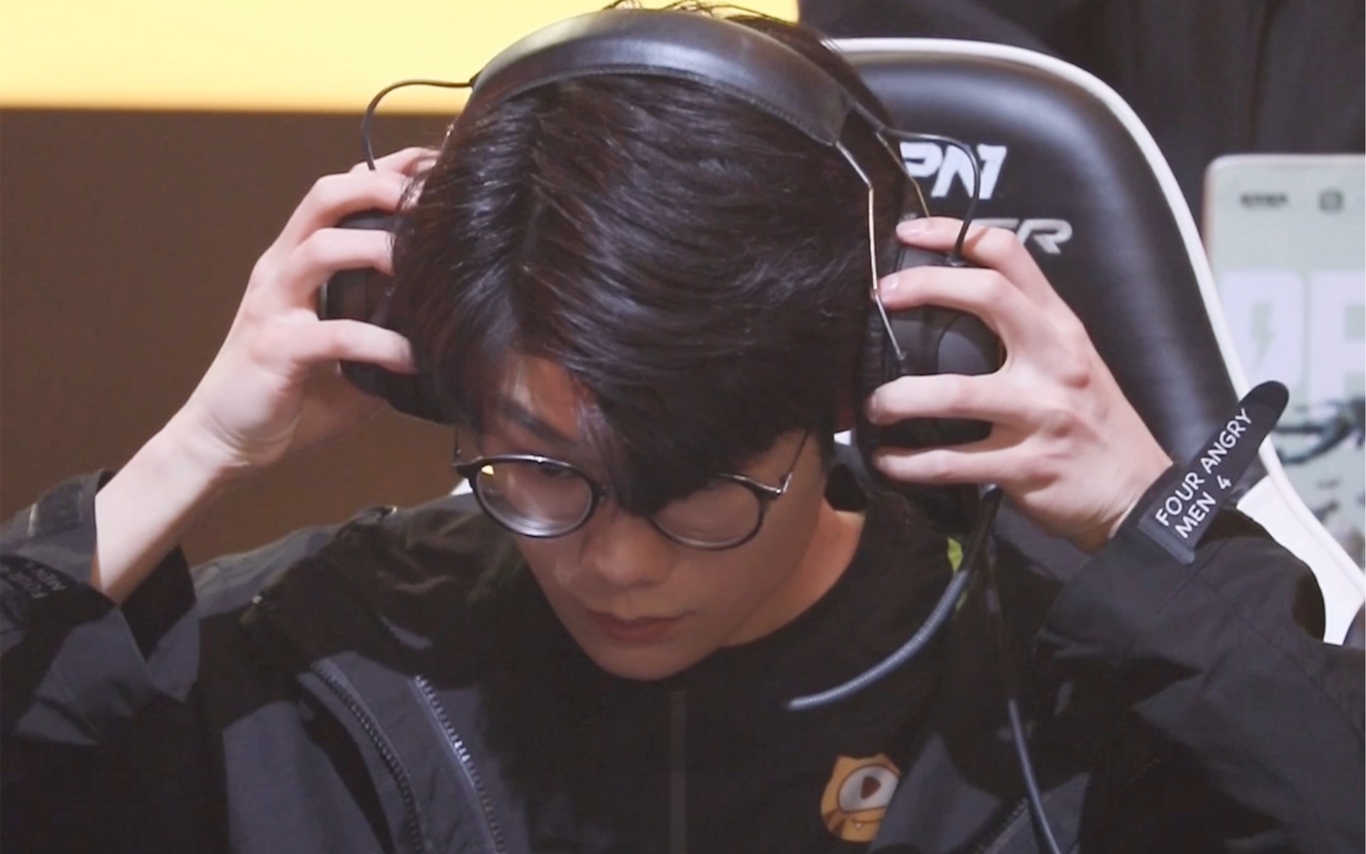 33svan你戴耳机的动作真"杀"