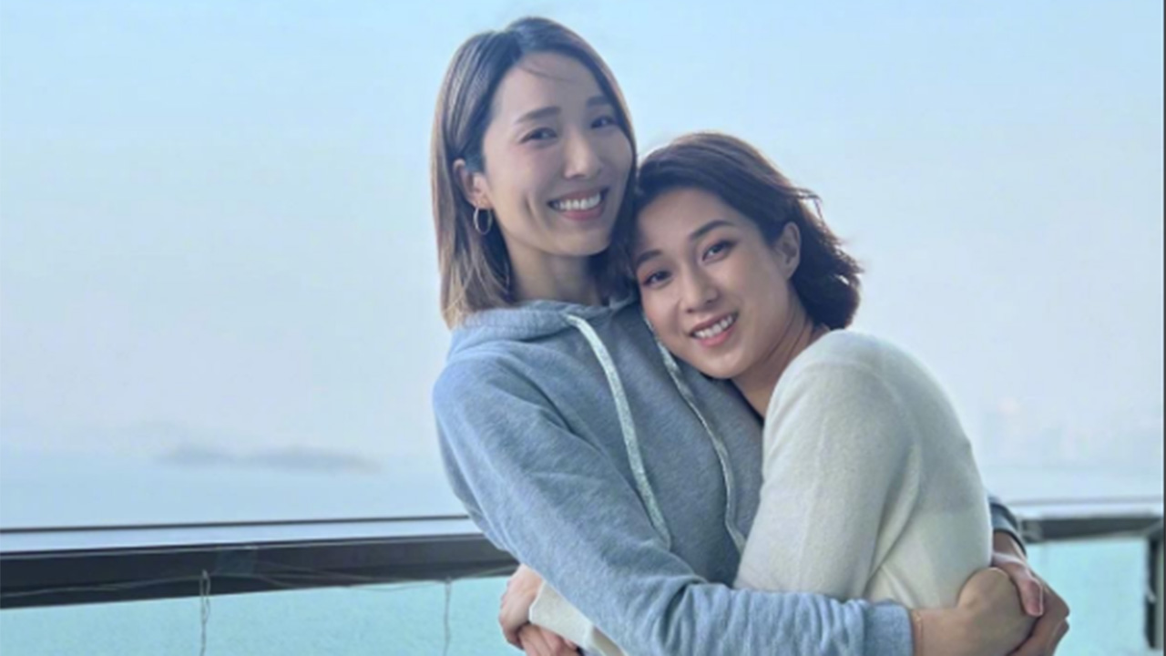 钟嘉欣晒与李亚男合照,素颜出镜皮肤白皙,亲昵搂腰环抱感情深