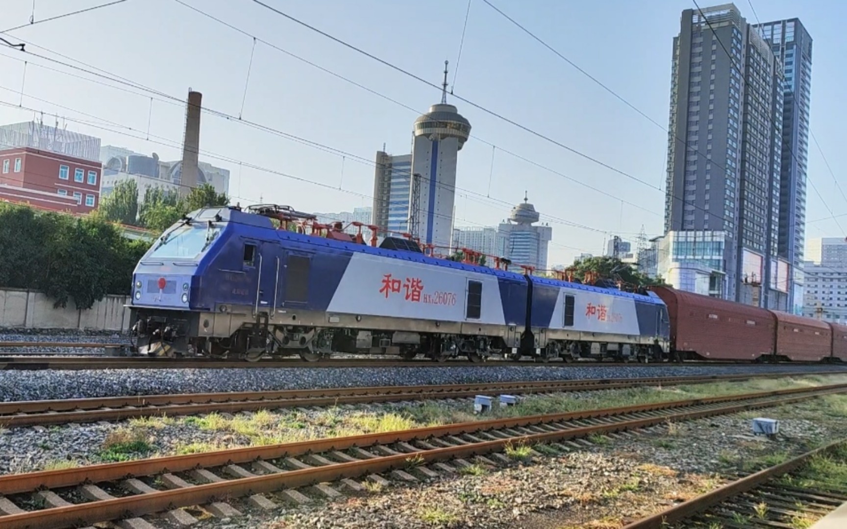 hxd2型电力机车牵引sq6型凹底运输汽车专用车下行经过鞍山站