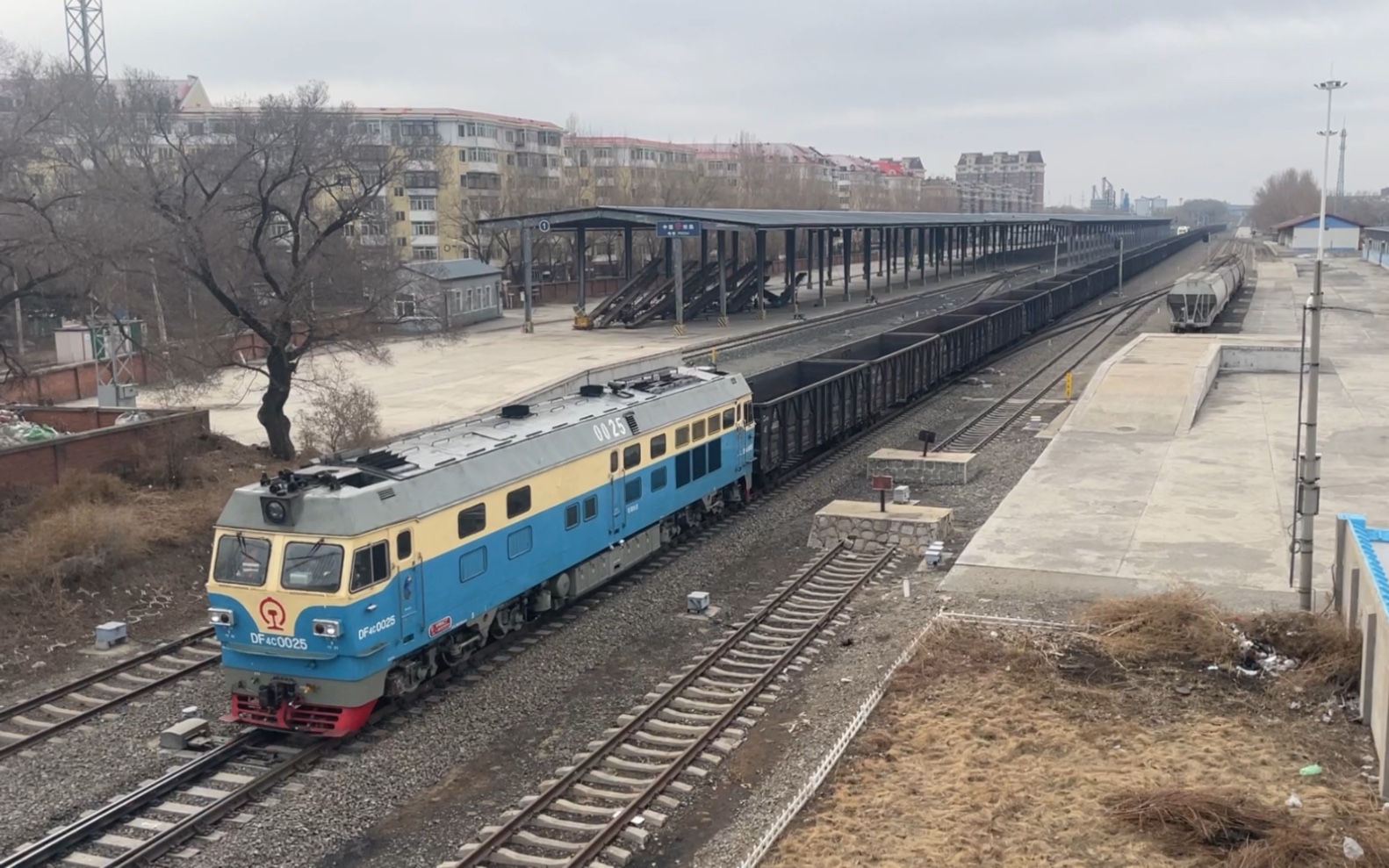 拉滨线哈局哈段df4c0025牵引53辆敞车编组的货物列车通过平房站