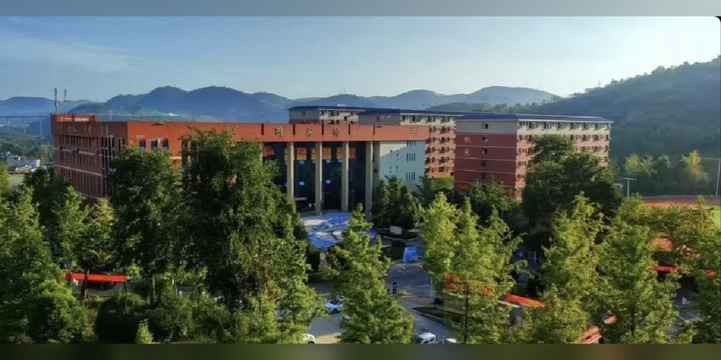 在贵州应用技术职业学院精彩和别人分享我的图书馆,特别大,也特别丰富
