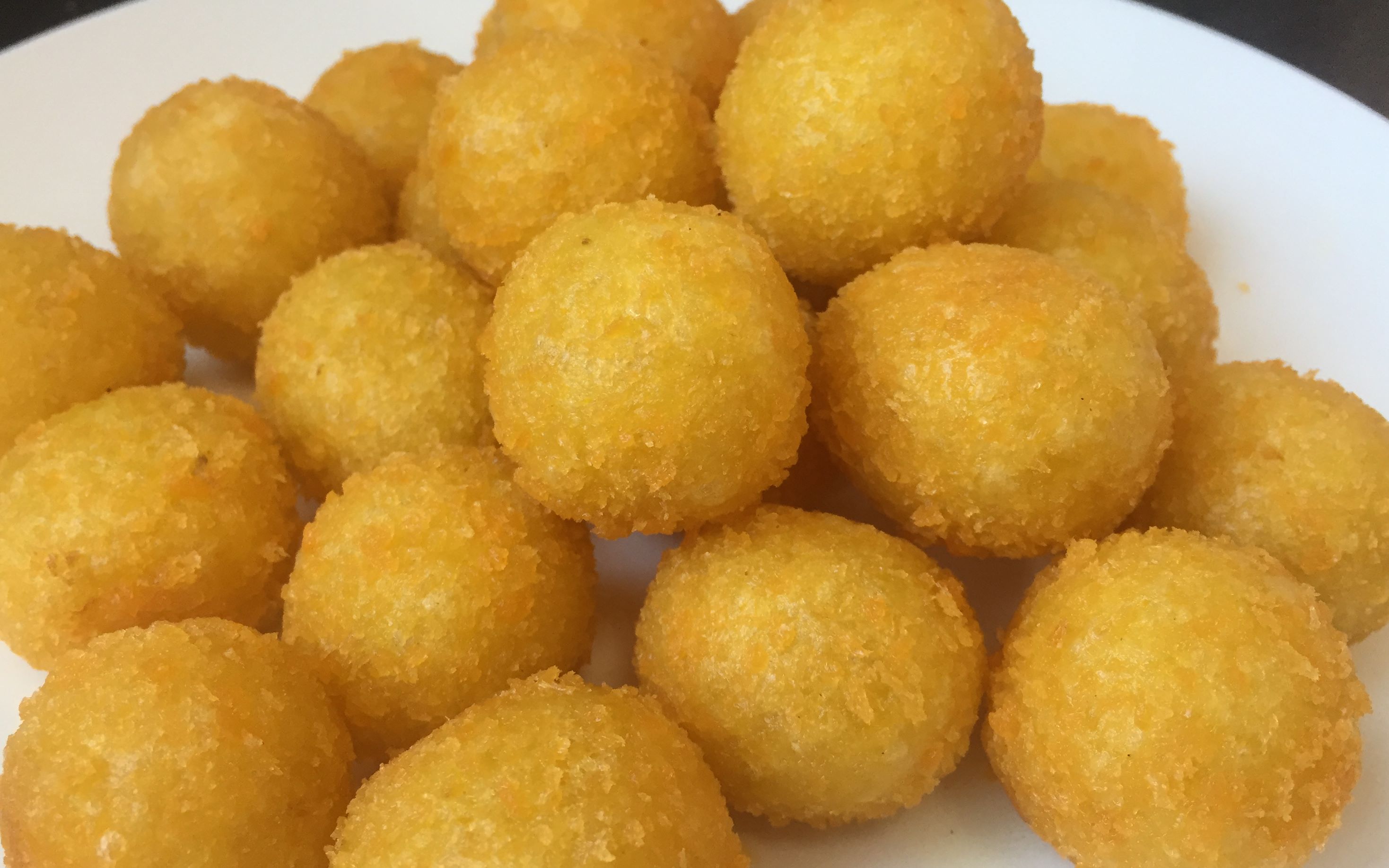 糯米粉用开水一烫,外表金黄酥脆,里面软糯香甜,咬一口太香了