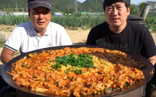 洋葱五花肉和辛拉面的风味搭配！葱香肉汁融入面条中，推荐尝试！