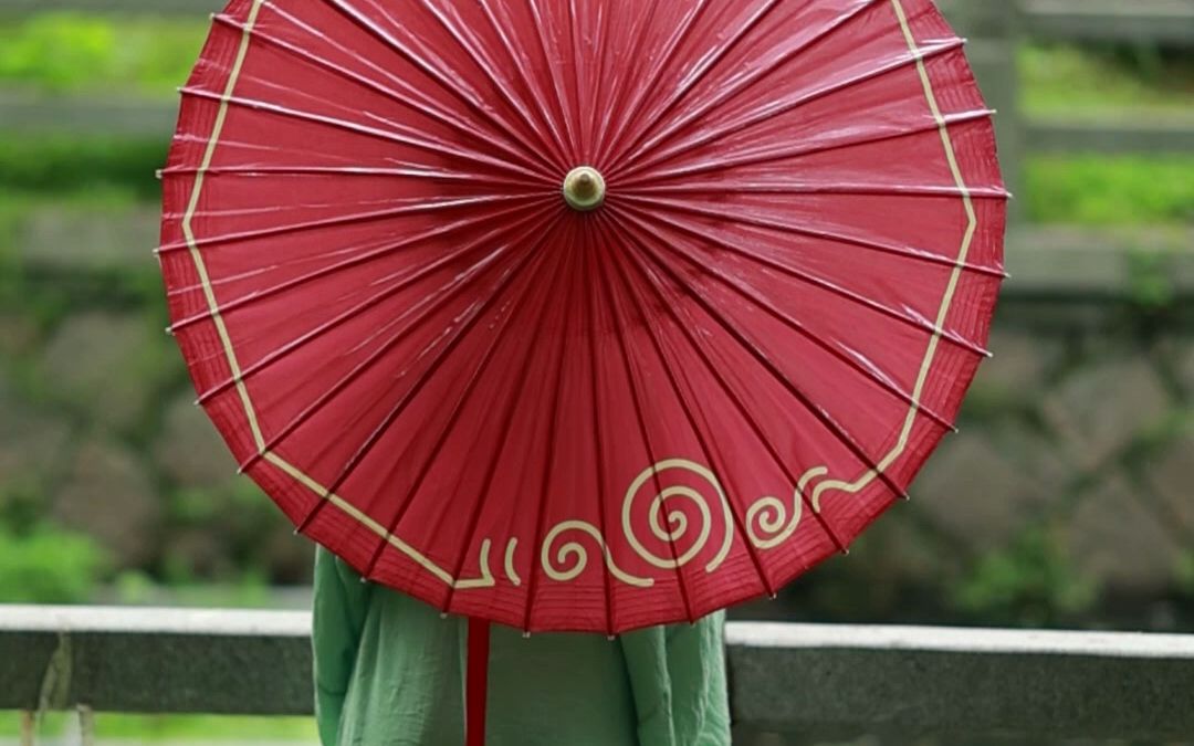 上次粉丝说看到有人在撑光遇里的红伞,不知道是不是这一把