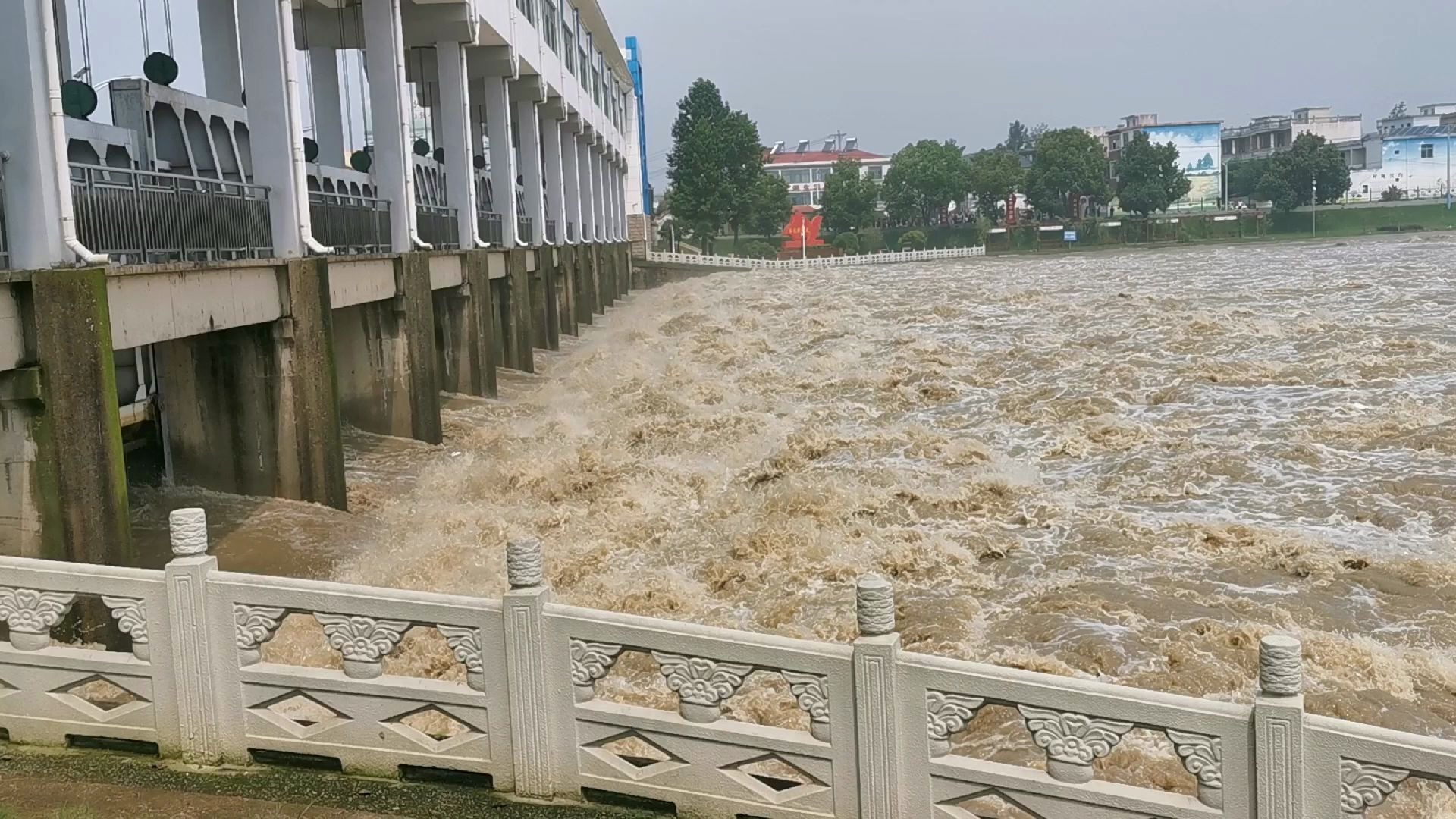 淮河第一闸王家坝泄洪,安徽舍小家顾大家,上保河南下保江浙沪