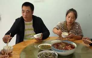 Tải video: 包立春去卖猪肉，桃子姐在家做一盆水煮肉片，麻辣鲜香，真过瘾