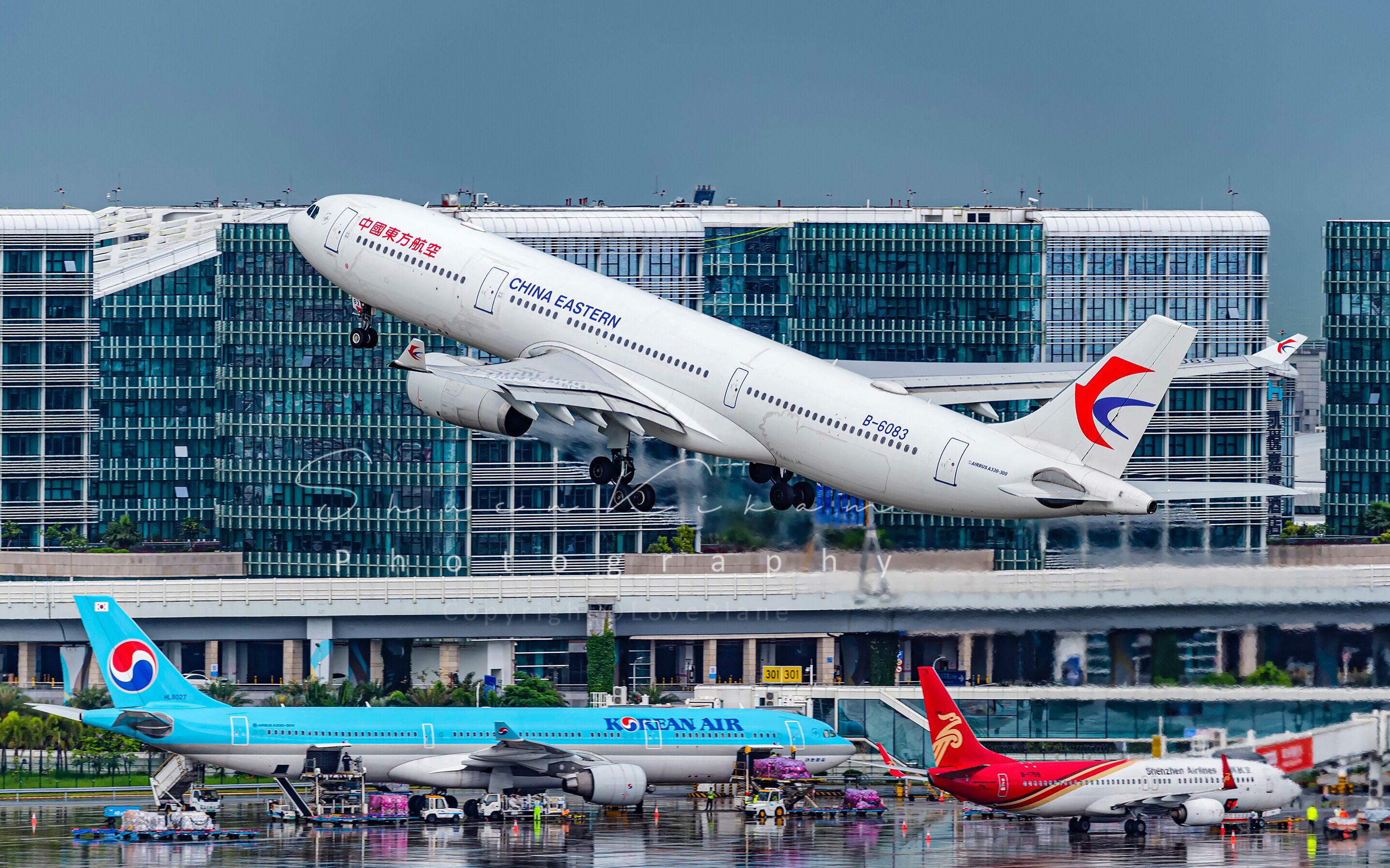 【深圳机场】看办公室外的飞机 两架东航a330排队起飞